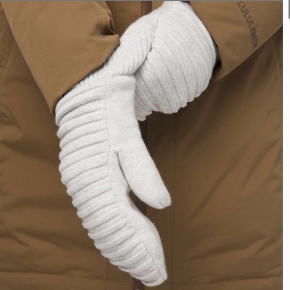 lululemon athletica Accessories - Lululemon Sweet and Sherpa Mittens in Heathered Core Ultra Light Grey One Size